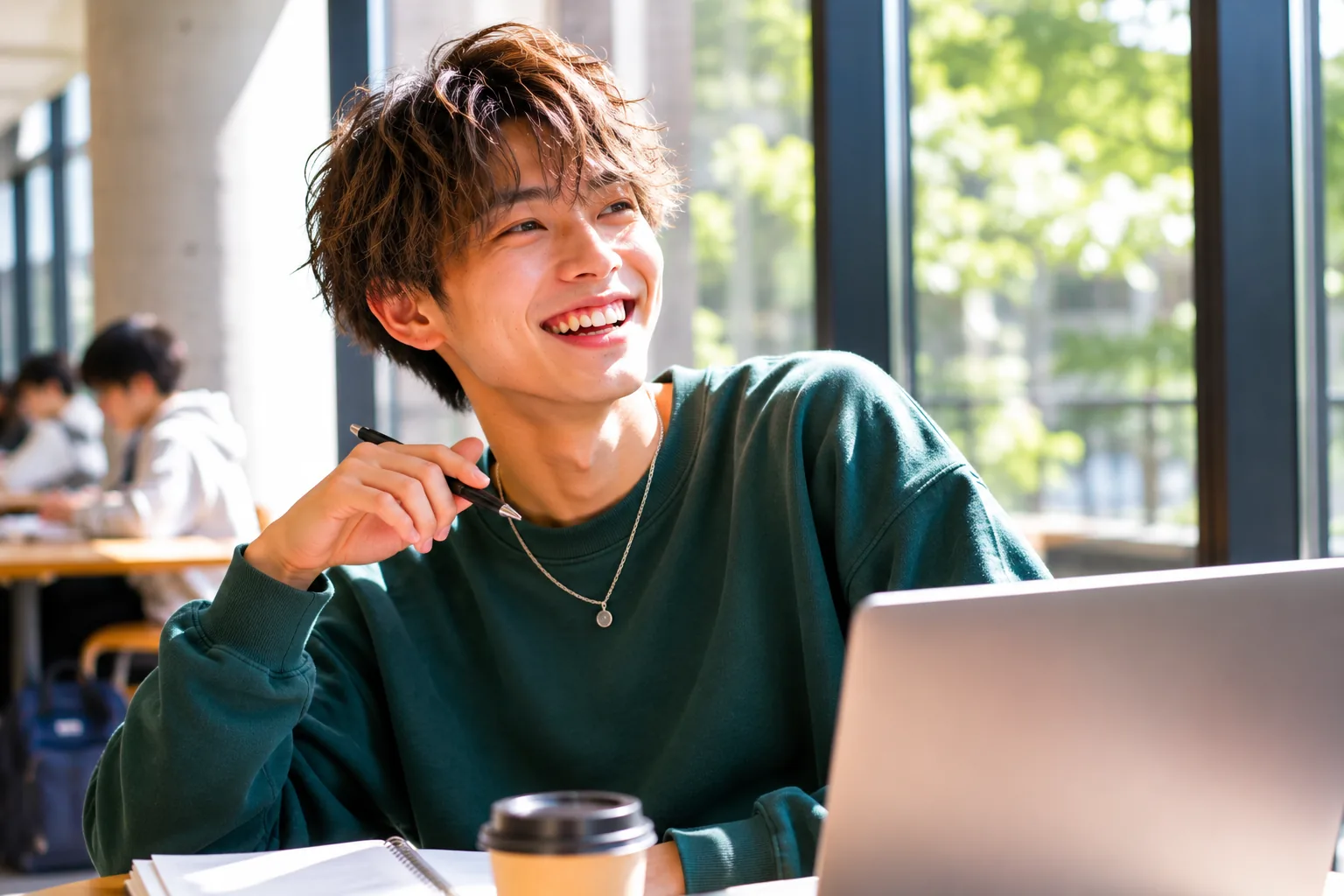 カフェでノートパソコンを開き動画編集を学ぶ受講生