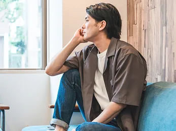 受講前、将来を考え物思いにふける男性
