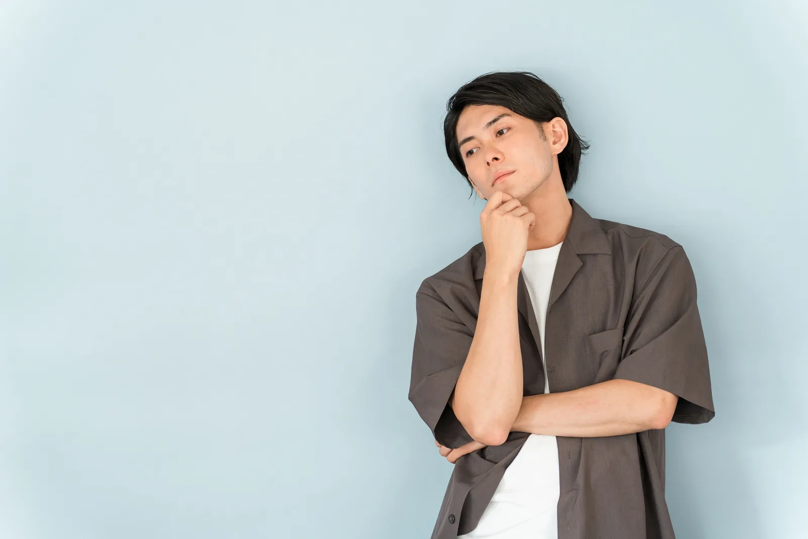 将来に不安を感じ物思いにふける男性