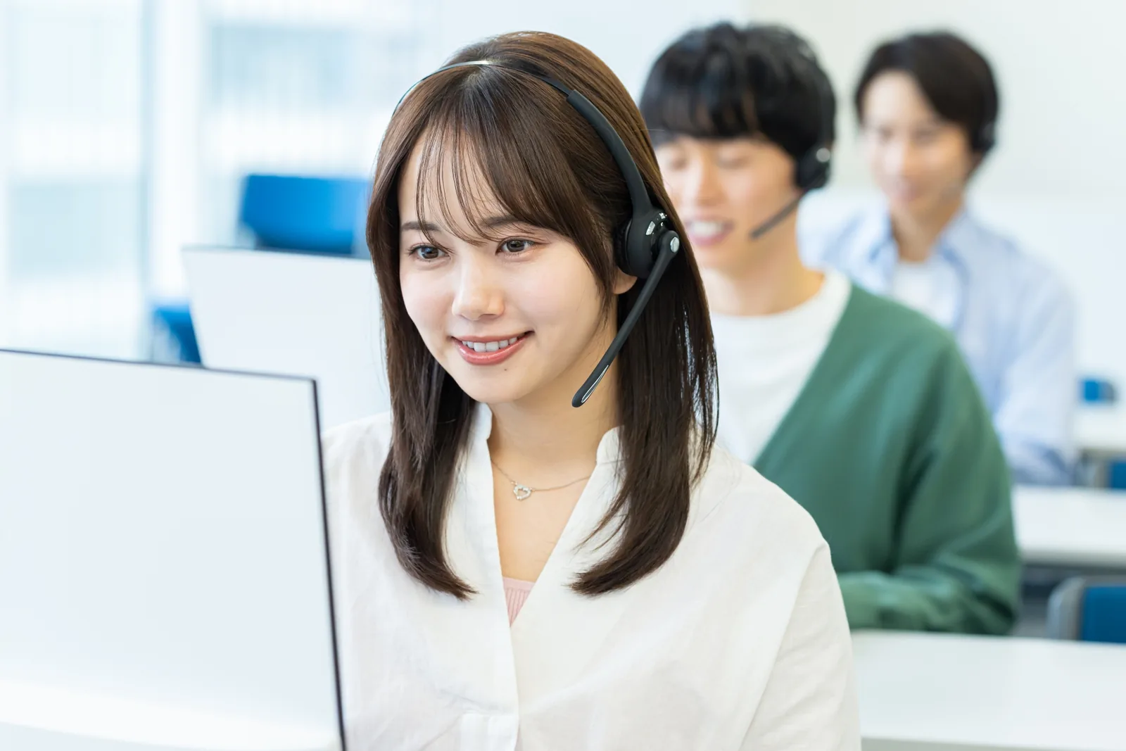 ヘッドセットを付けてオンラインで受講生をサポートする講師