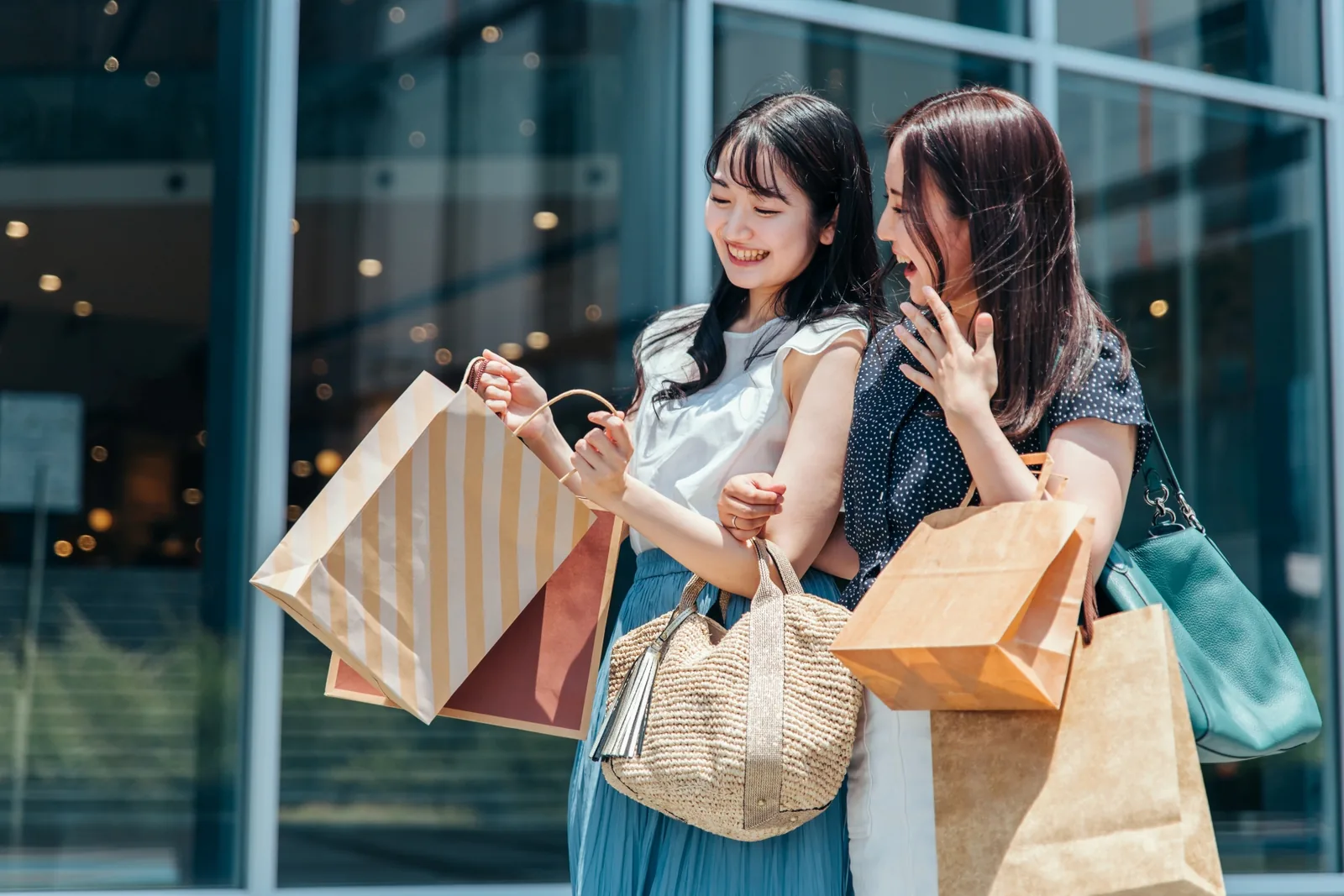 買い物を楽しむ笑顔の女性2人