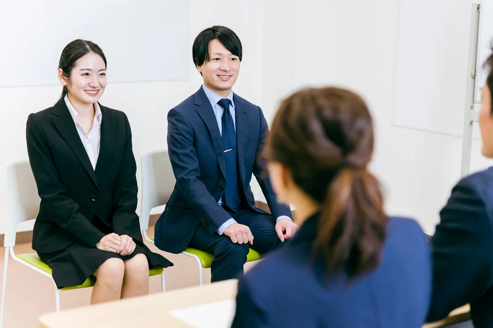 就職活動の面接に臨むスーツ姿の学生