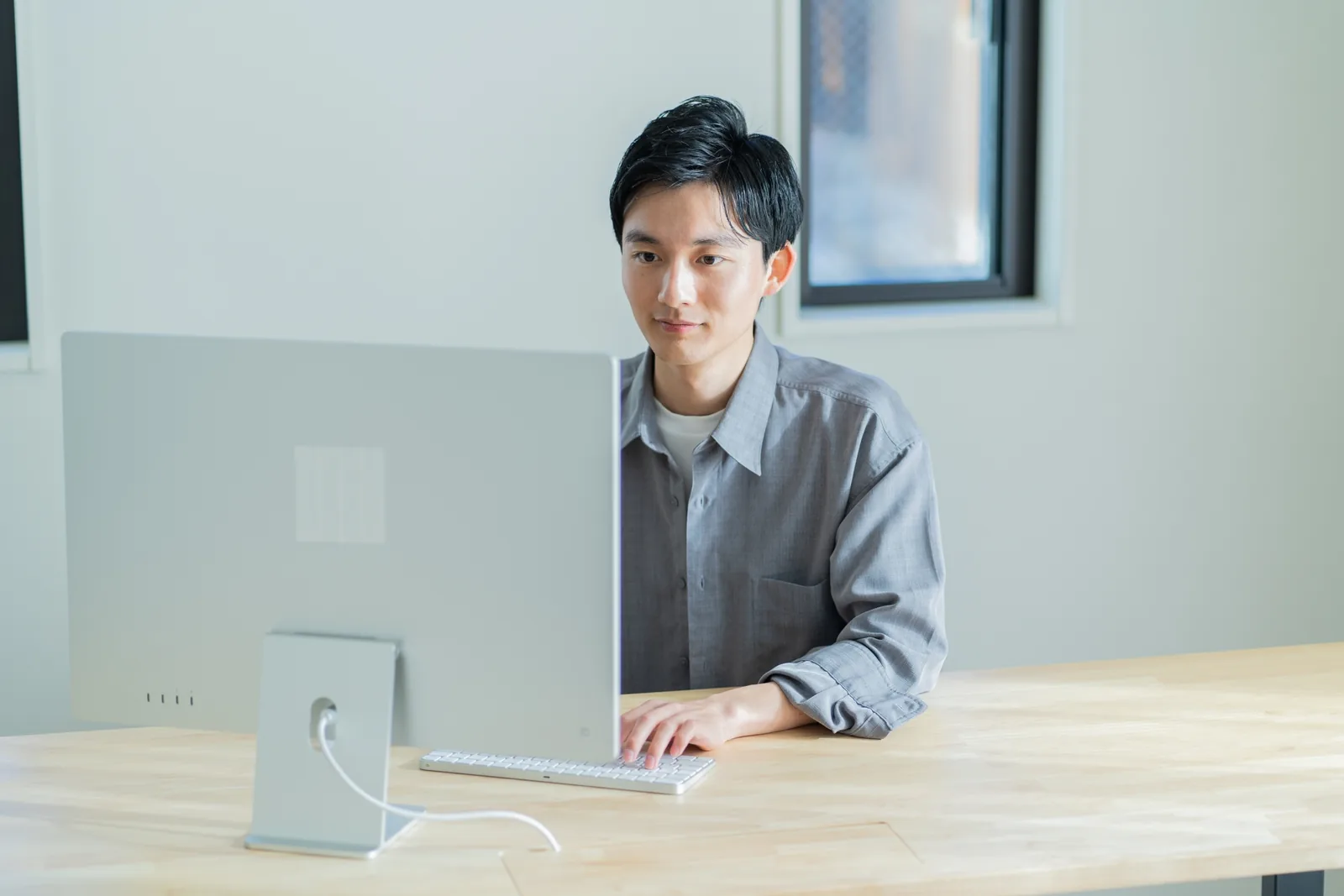 パソコンで動画編集の案件に取り組む男性